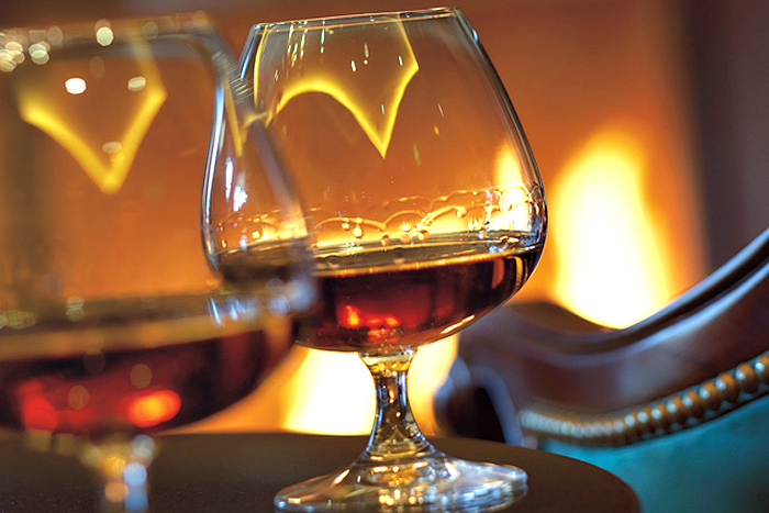 http://www.corsiperbarman.it/wp-content/uploads/2015/08/degustazione-brandy-cognac-armagnac-roma.jpg