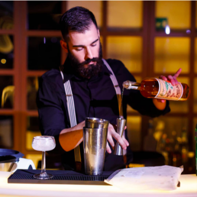 Barman nel miglior cocktail bar d'Italia