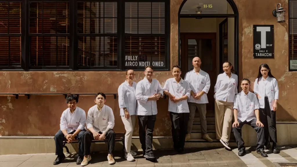 Team del Bar Leone di Hong Kong in un cocktail bar di lusso